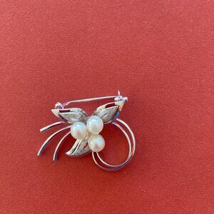 Silver brooch with 3 cultured pearls.